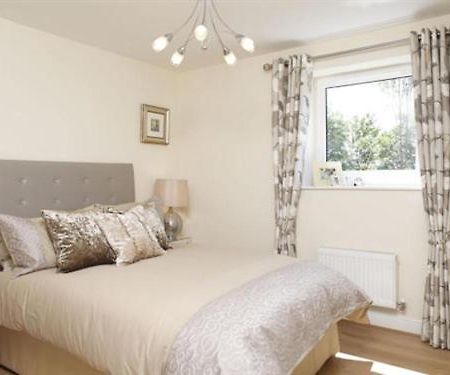 הית'רו Apple House Guesthouse Heathrow Airport מראה חיצוני תמונה