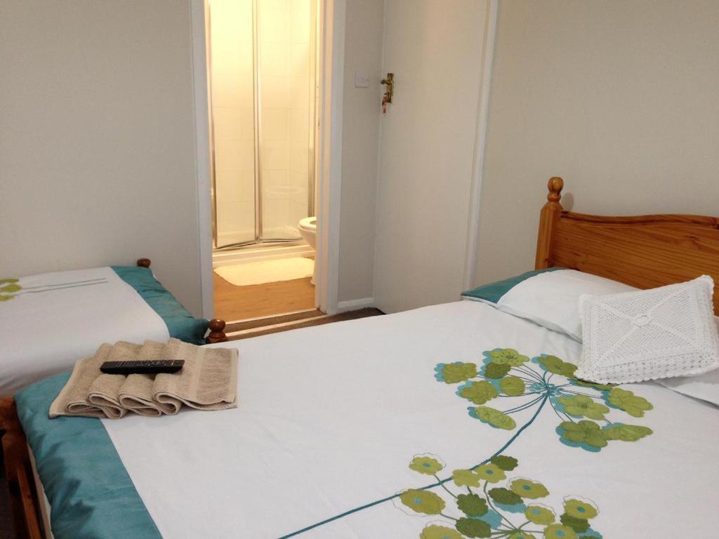 הית'רו Apple House Guesthouse Heathrow Airport חדר תמונה