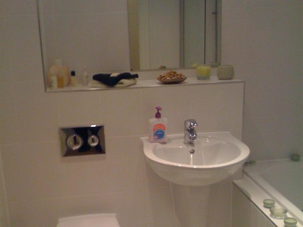 הית'רו Apple House Guesthouse Heathrow Airport מראה חיצוני תמונה