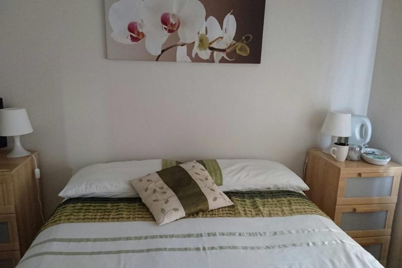 הית'רו Apple House Guesthouse Heathrow Airport חדר תמונה