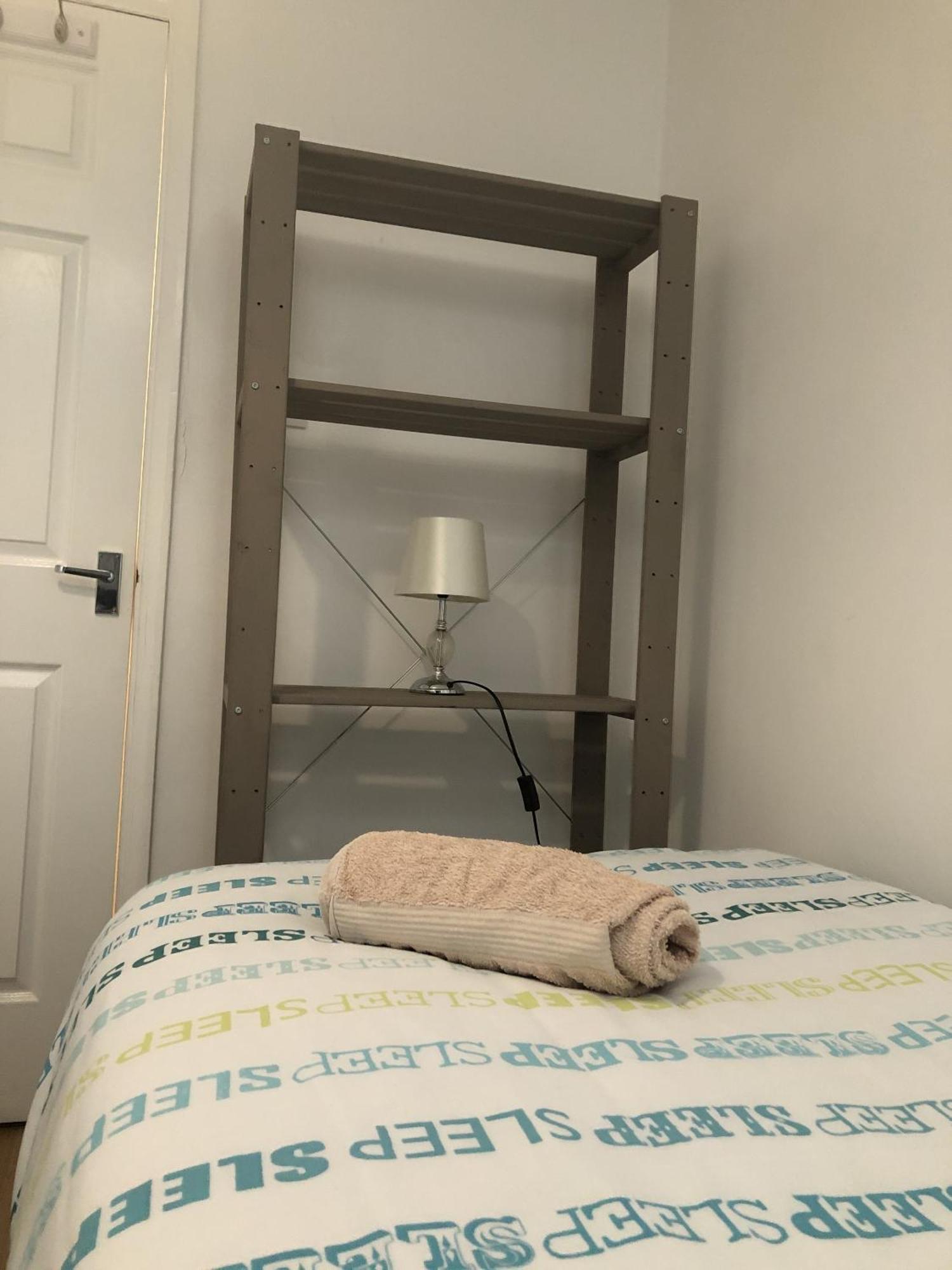 הית'רו Apple House Guesthouse Heathrow Airport חדר תמונה