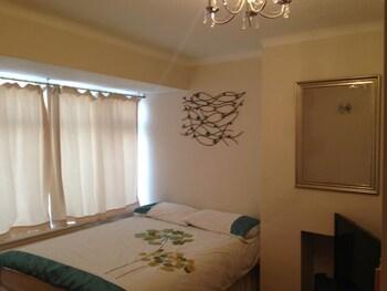הית'רו Apple House Guesthouse Heathrow Airport מראה חיצוני תמונה